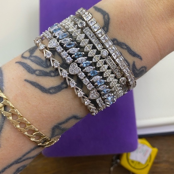 💛 Chic Sterling Silver CZ Heart Tennis Bracelet - Picture 7 of 7